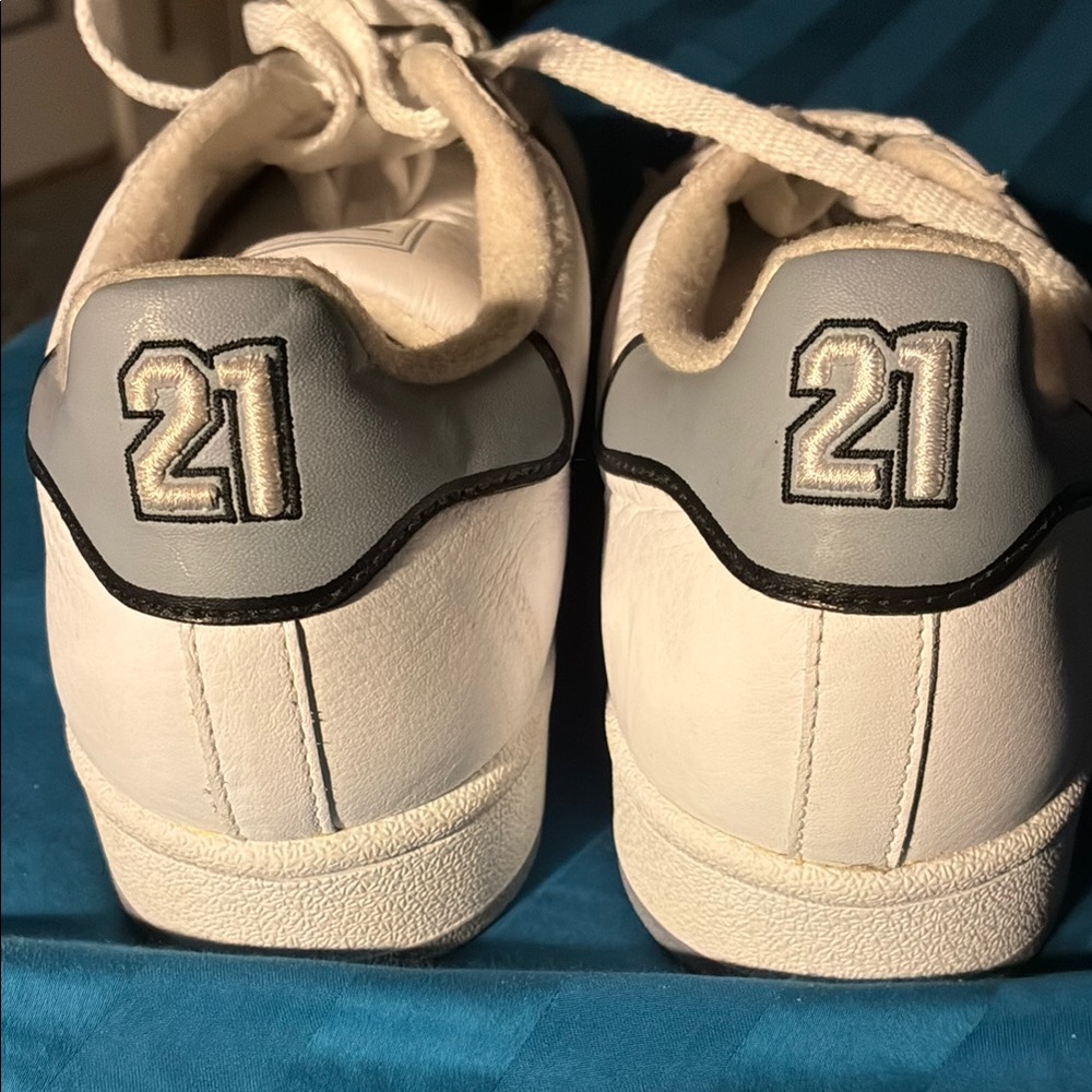 Adidas TIM DUNCAN (San Antonio Spurs) #21 official Adidas sneakers brand New